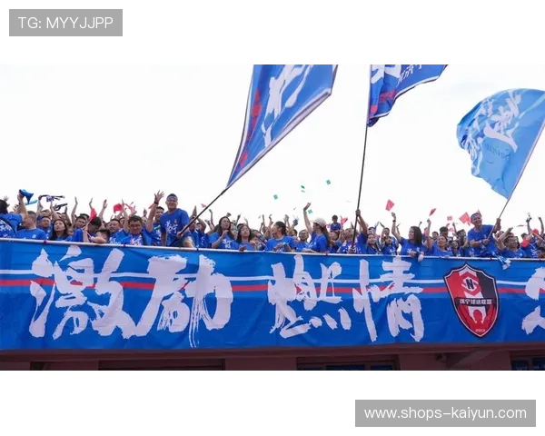 _球迷全场助威：场边欢呼声此起彼伏_，球场球迷喊的什么